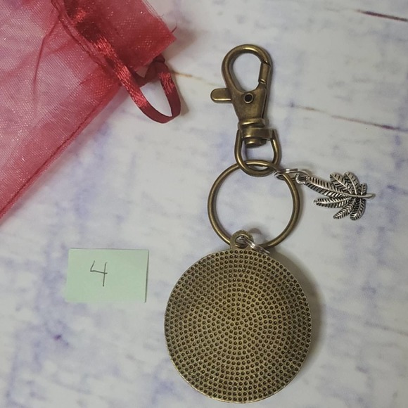 Handmade Leaf Keychain - Picture 3 of 4